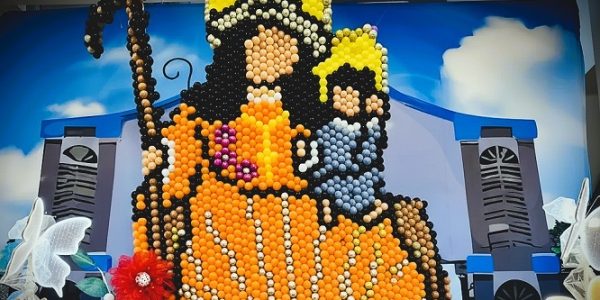 Centro Traki - Fe y color ¡Con mural de globos se rindió tributo a la Divina Pastora en Cabudare! - FOTO