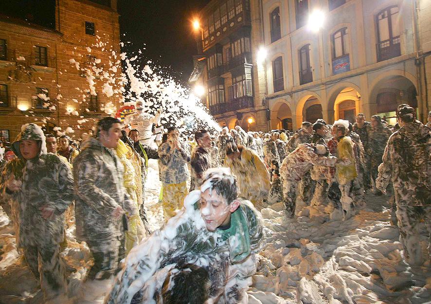Llucia de espuma durante el carnaval de Avilés. Foto Turismo de Avilés. 
