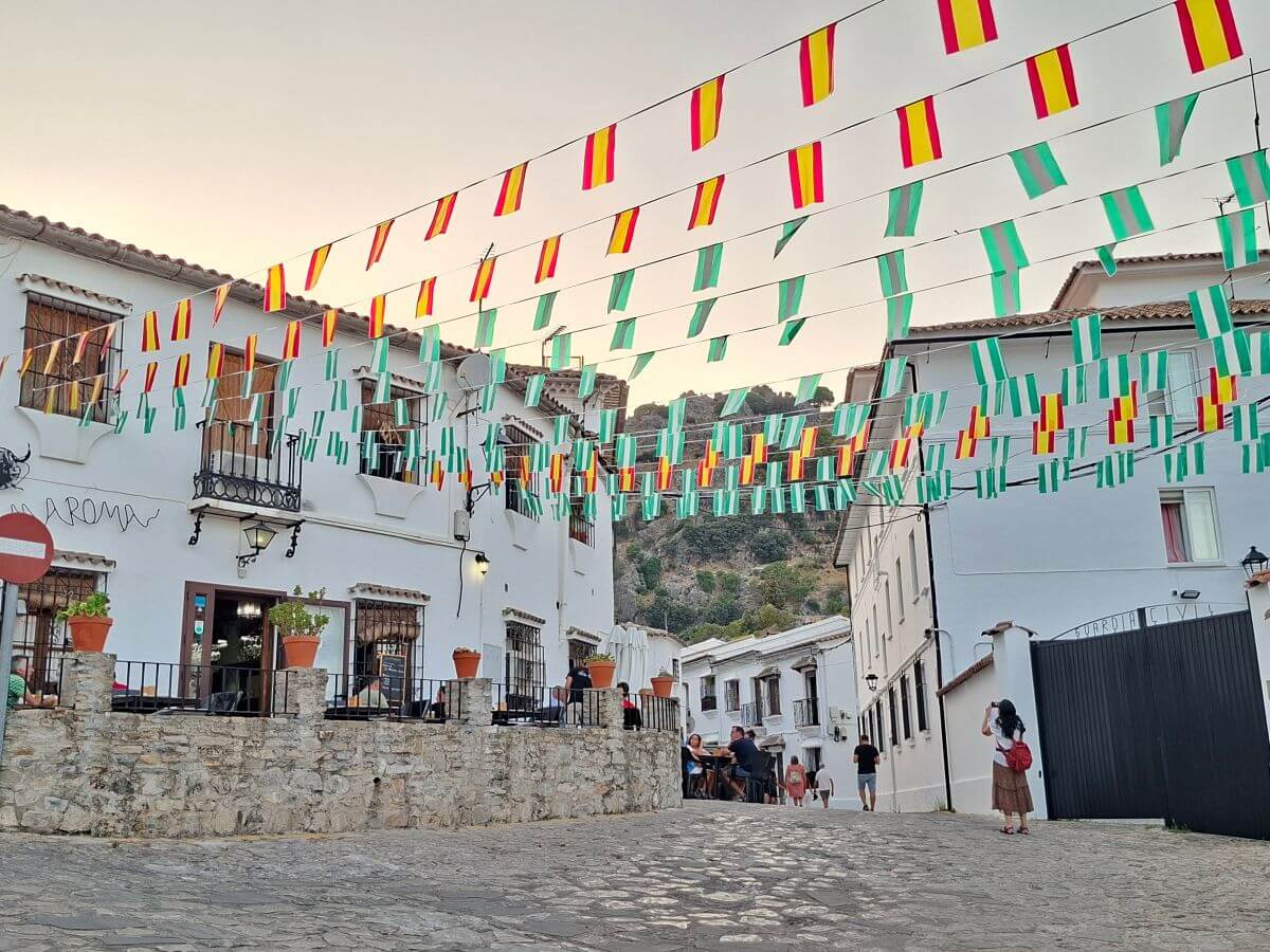 Restaurante La Maroma en una de las plazas de Grazalema