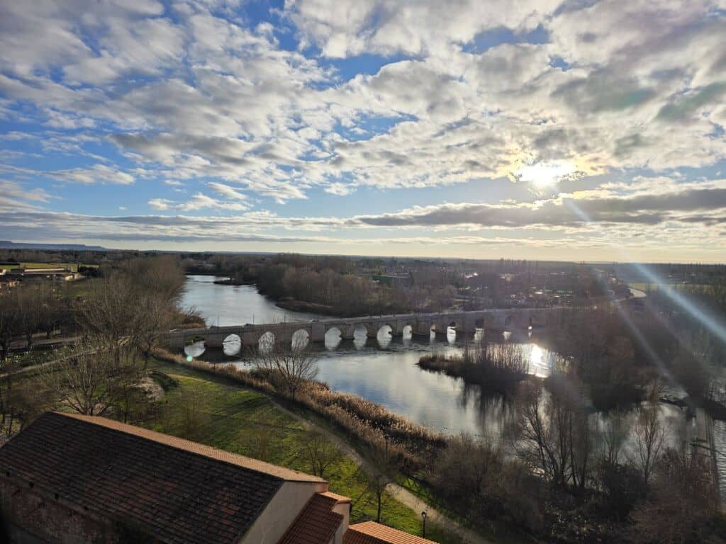 Puesta de sol sobre el puente medieval de Simancas (Valladolid).