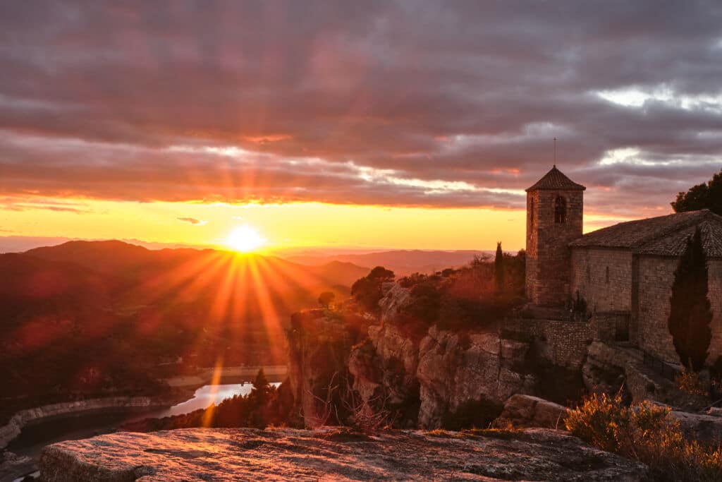 Atardecer en el Priorat (Tarragona), con una imagen de la iglesia románica de Santa María de Siurana.