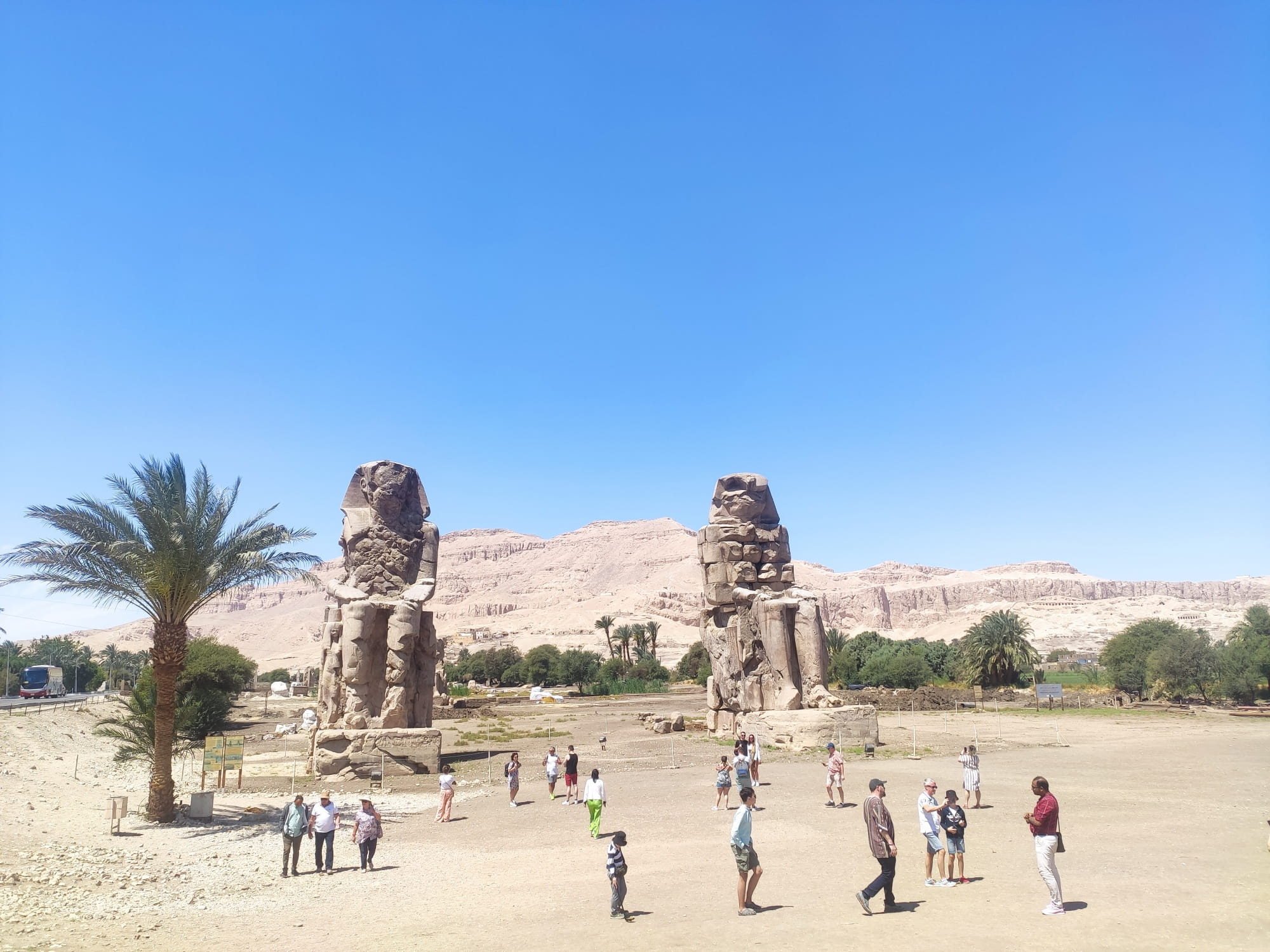 estatuas grandes en desierto