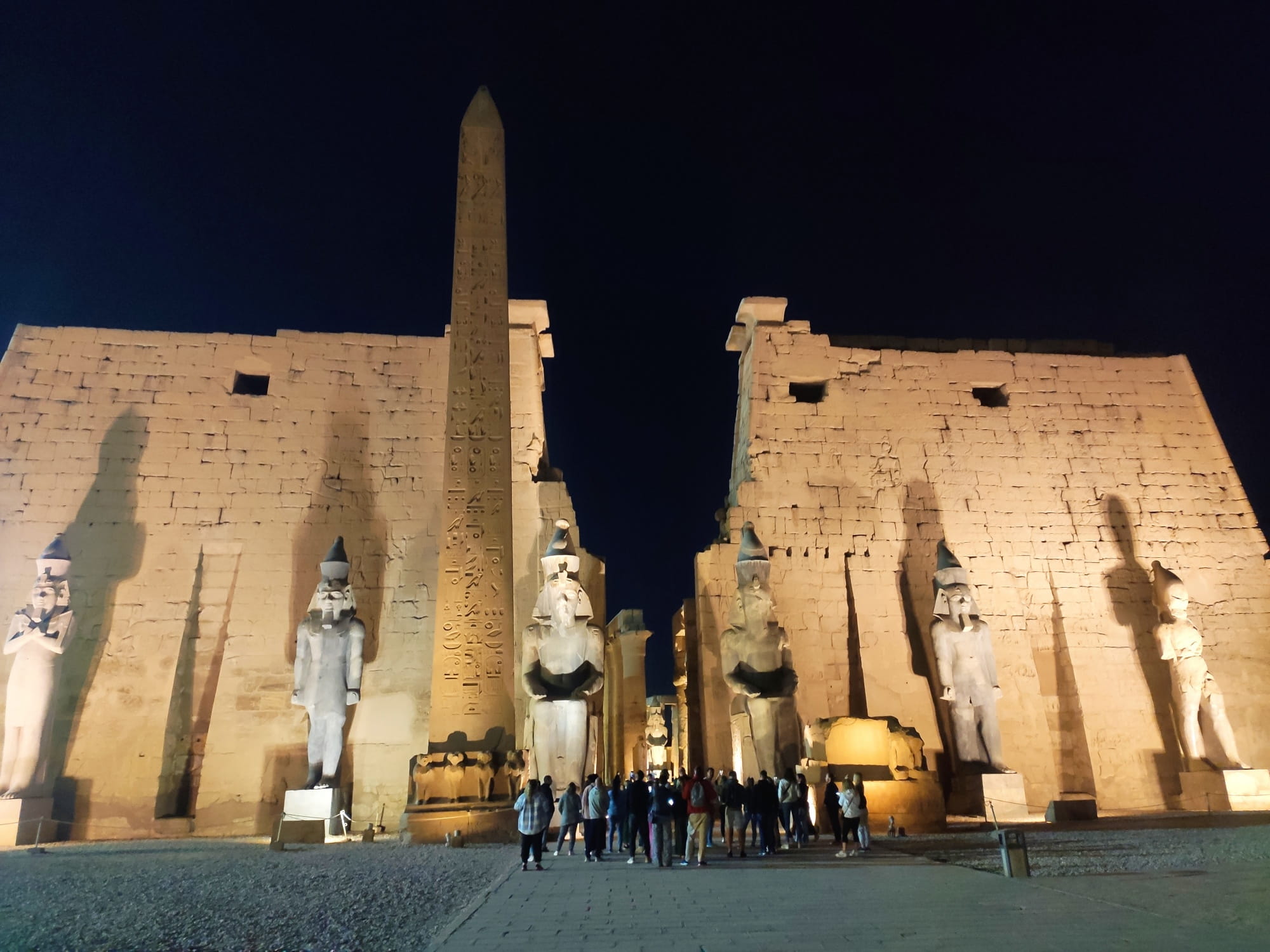 templo egipcio anochecer