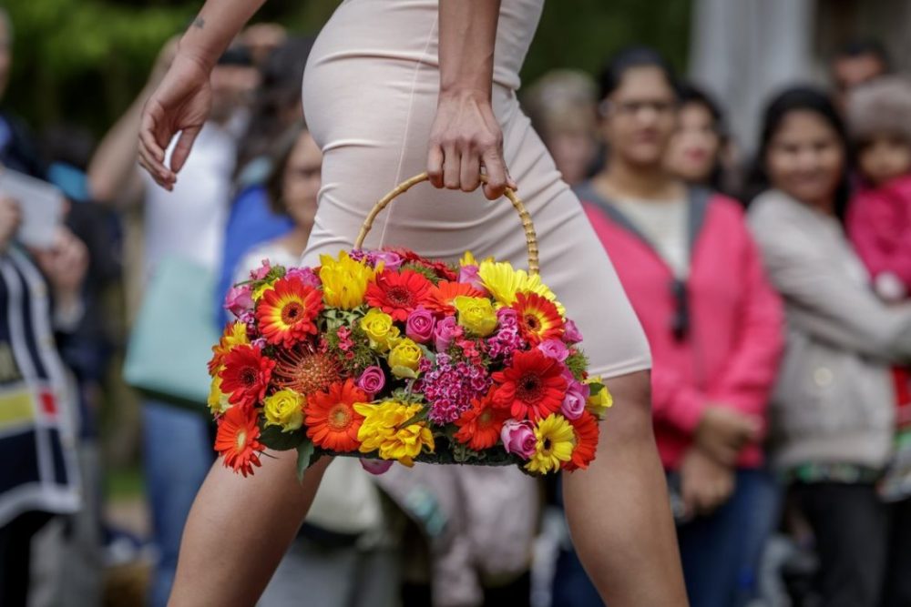 Bolso de flores visto en un desfile en Keukenhof