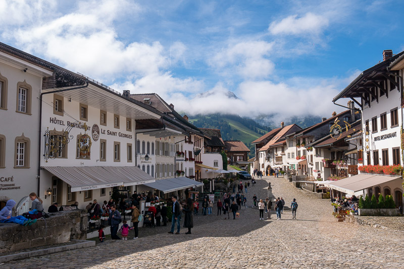 Que Ver en Gruyeres Plaza Montana