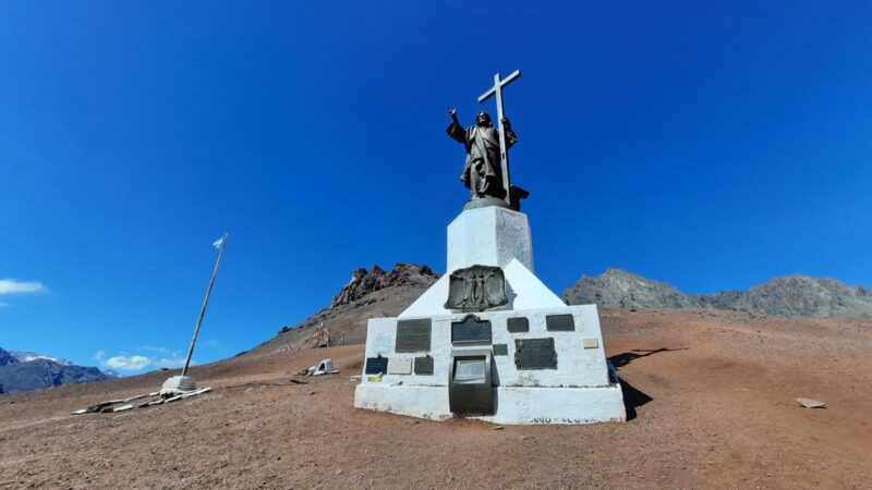 Cristo Redentor en la cordillera que marca simbólicamente la unión entre Argentina y Chile