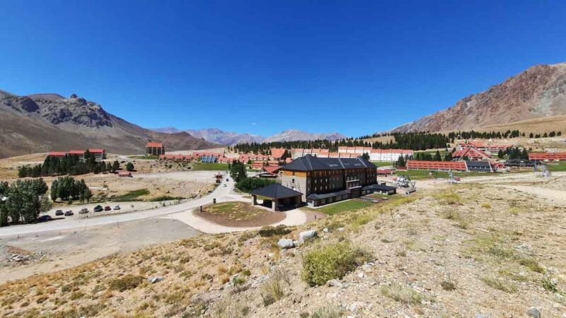 Vista de la estación de esquí de las leñas en verano
