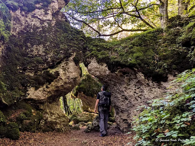 Alava, Laberinto del Arno, arco de piedra, por El Guisante Verde Project