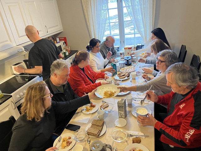 Desayunando en la cocina de nuestra casa noruega