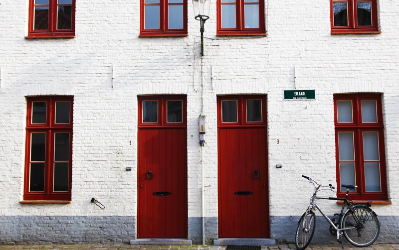 Fachada de Flandes con una bicicleta aparcada