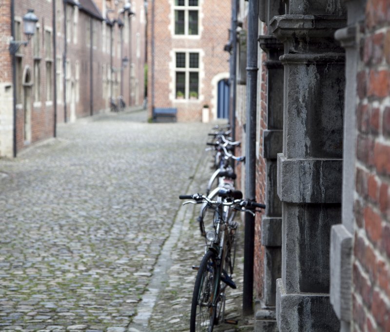 Bicicleta en una fachada en Bélgica