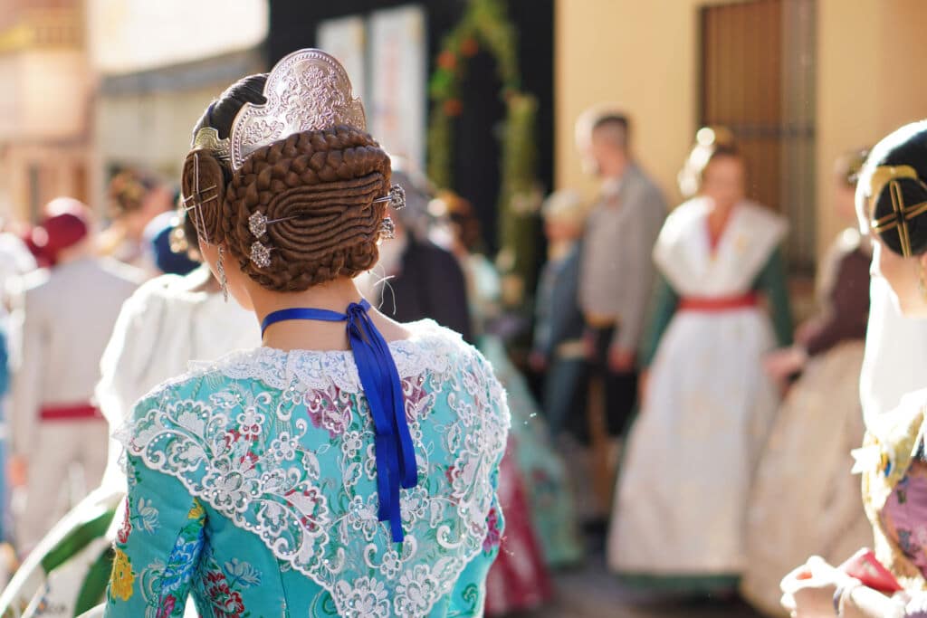 Una mujer con un vestido tradicional de fallera en un pueblo de Valencia. Por Inspiraciones