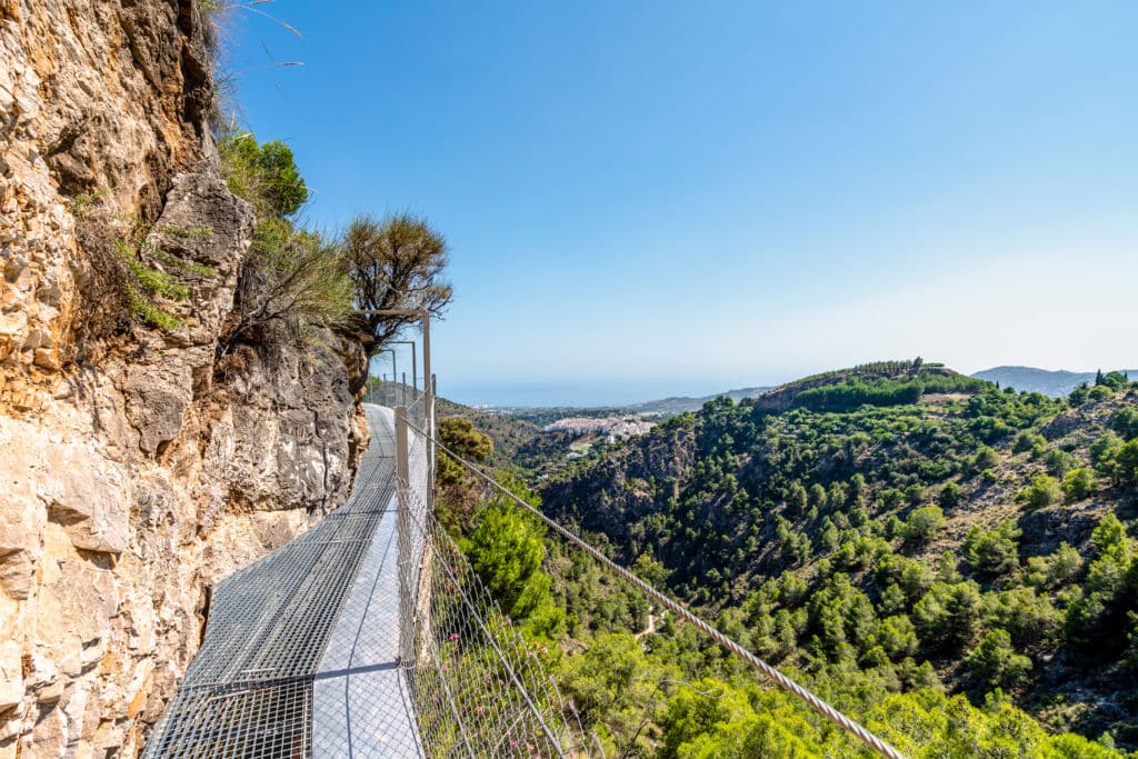 Pasarela metálica en la ruta de la acequia Lízar (Málaga). Por eunikas