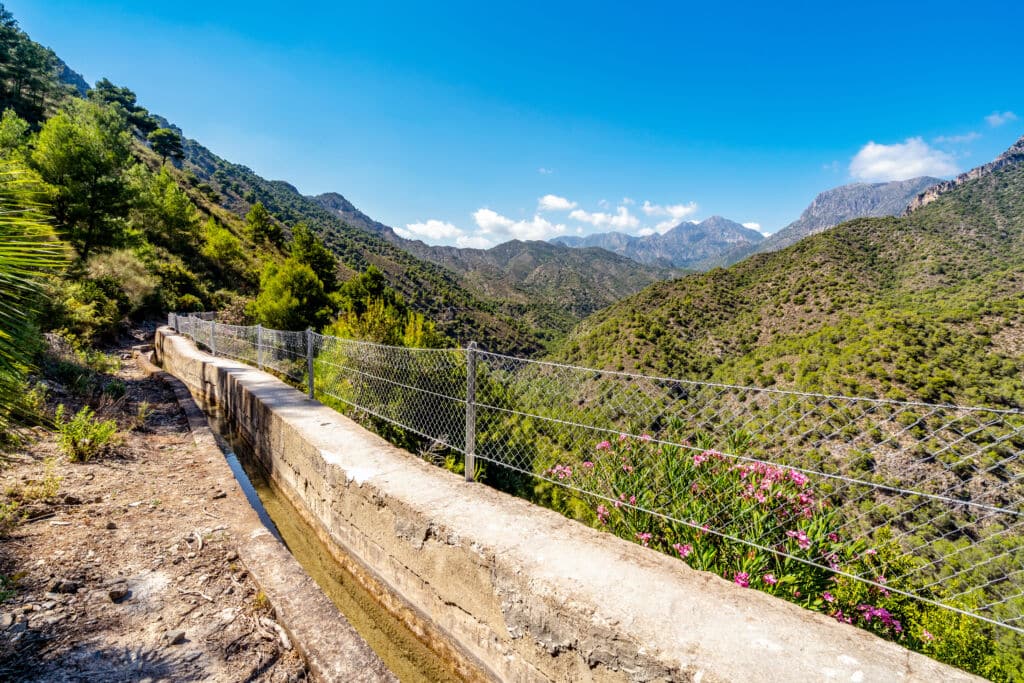 Ruta junto a la acequia Lízar en Frigiliana (Málaga), ideal en primavera y otoño. Por eunikas
