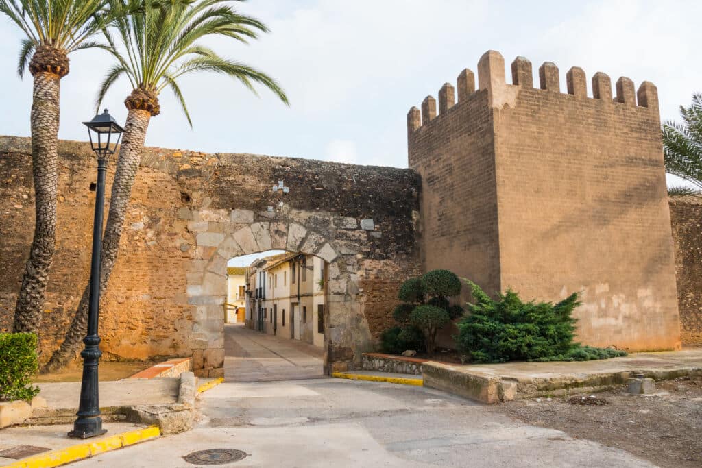 El Portal de Nules, puerta principal de acceso a la villa enmurallada de Mascarell (Castellón). Por Julien