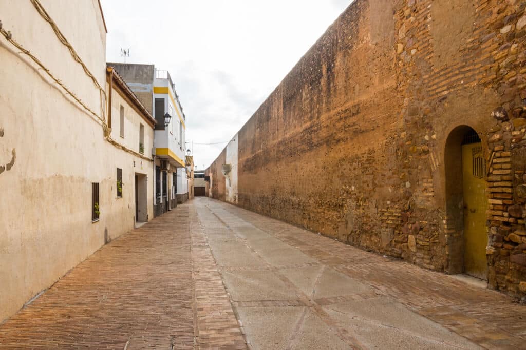Una calle del pueblo fortificado de Mascarell (Nules, Castellón). Por Julien