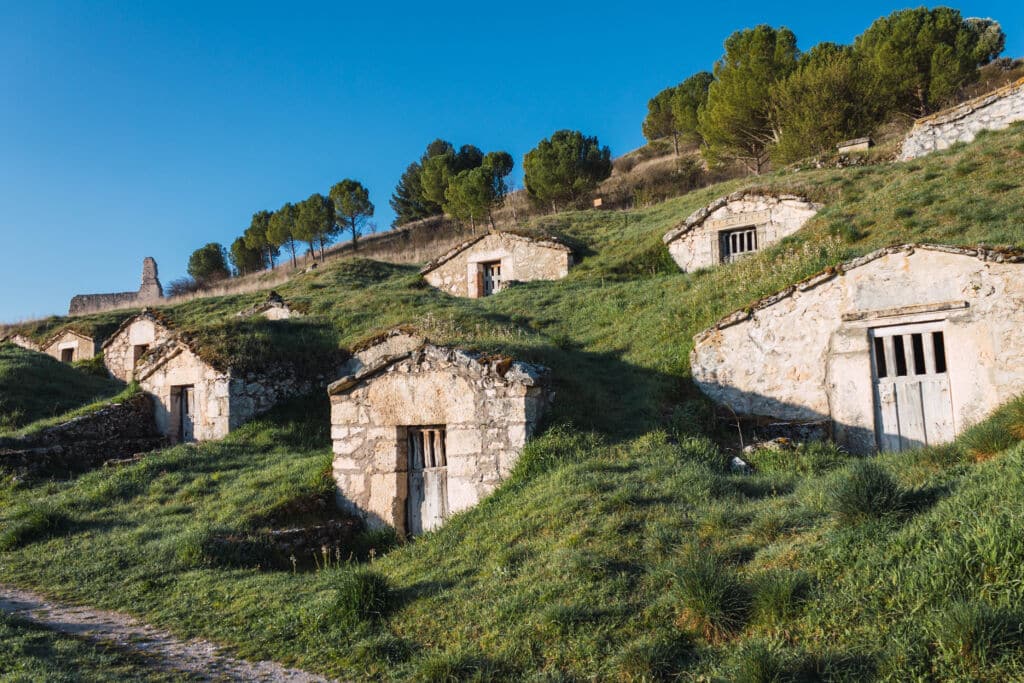 Bodegas de la villa de Fuentidueña (Segovia). Por Rubenmorgal