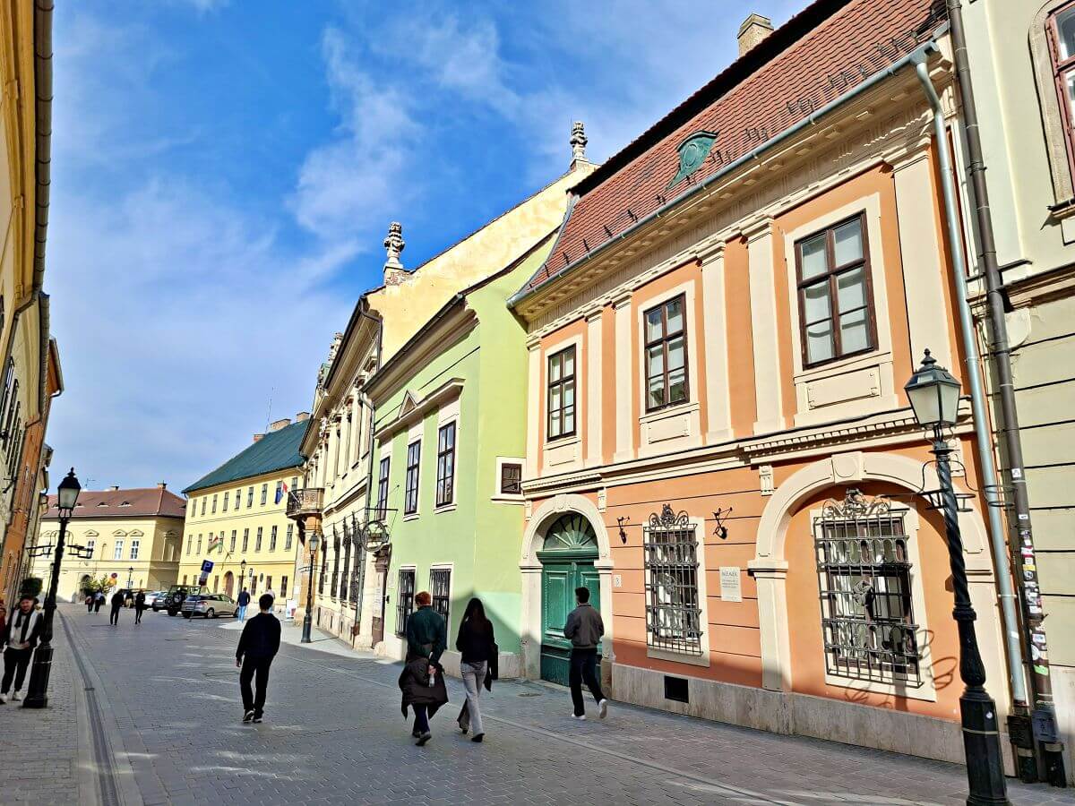 Casas de colores del barrio medieval de Buda