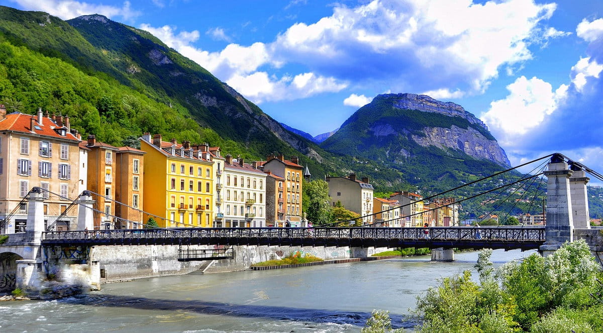 centro de Grenoble con el río Isère y los Alpes