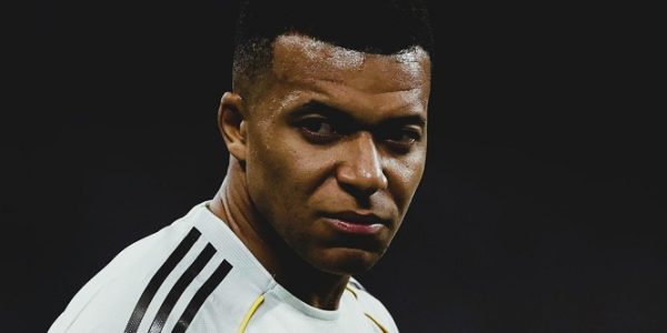 Joao Rafael Silva Robertson - Mbappé y la rodilla polémica; Error y desmentido - FOTO