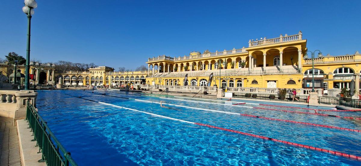 La piscina olímpica de Széchenyi