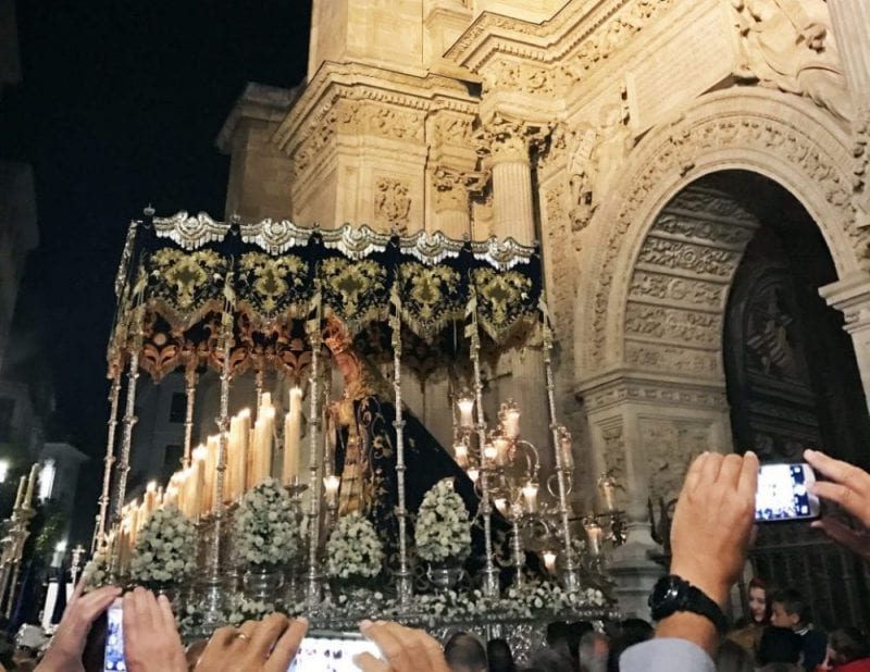 Un paso a su entrada a la Catedral de Málaga