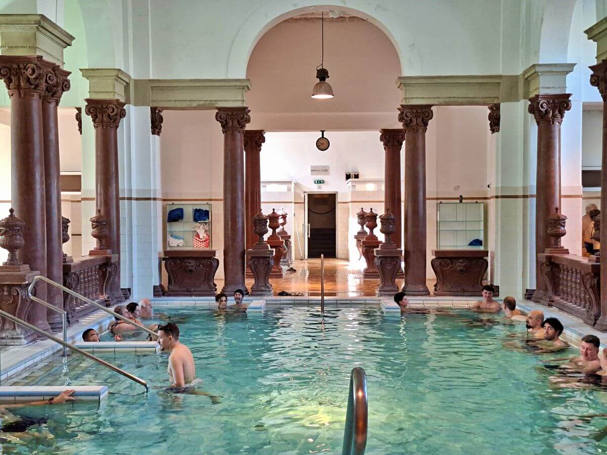 Piscinas interiores de los Baños de Széchenyi