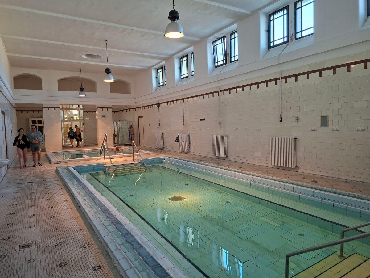 Piscinas interiores del balneario Széchenyi