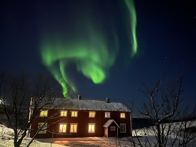 Una casa en Noruega (invierno ártico, auroras boreales)