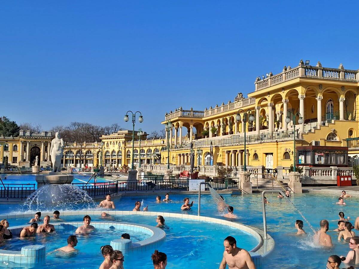 Una de las piscinas exteriores de Széchenyi