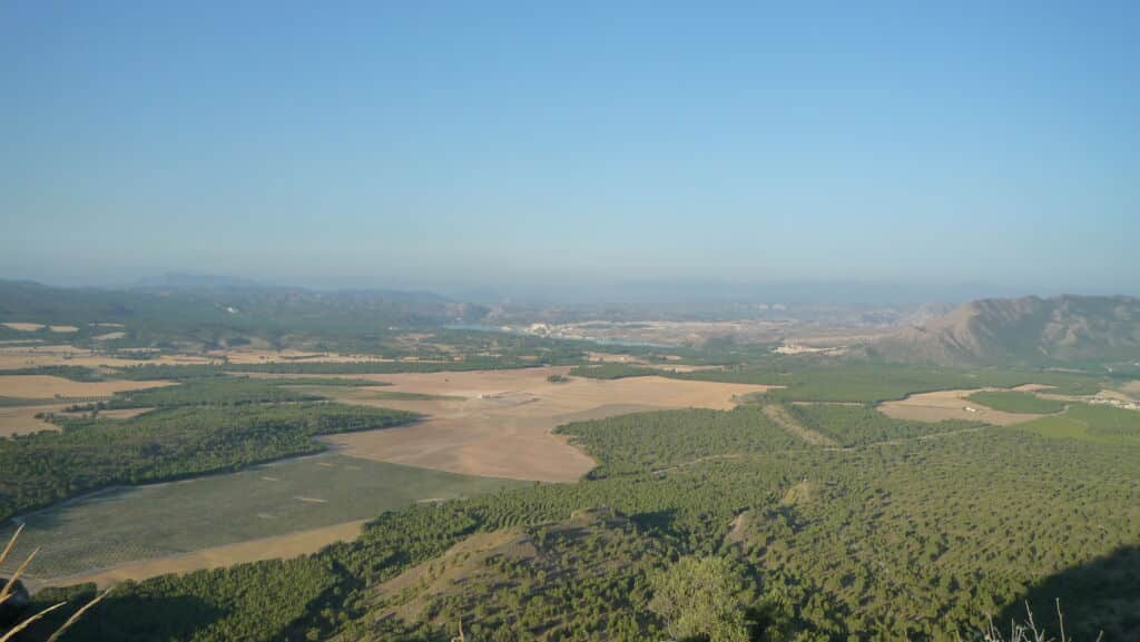 Vista del pantano de Camarillas desde lo alto del domo volcánico de Cancarix (Albacete). Por Ninwii - Trabajo propio, CC BY-SA 3.0, https://commons.wikimedia.org/w/index.php?curid=33066263