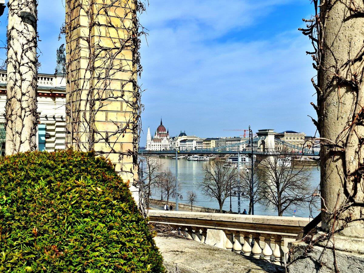 Vistas del Parlamento desde las terrazas del Bazar de los Jardines del Castillo