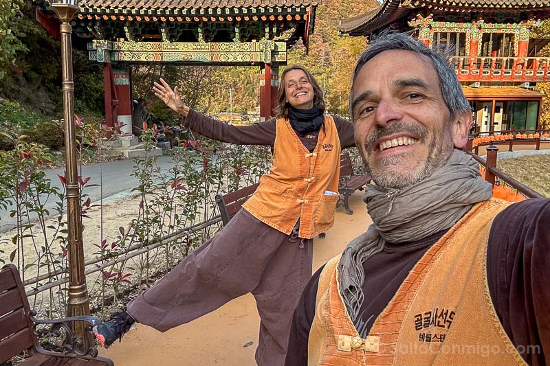 Dormir en un Templo Budista en Corea del Sur Golgulsa Uniforme
