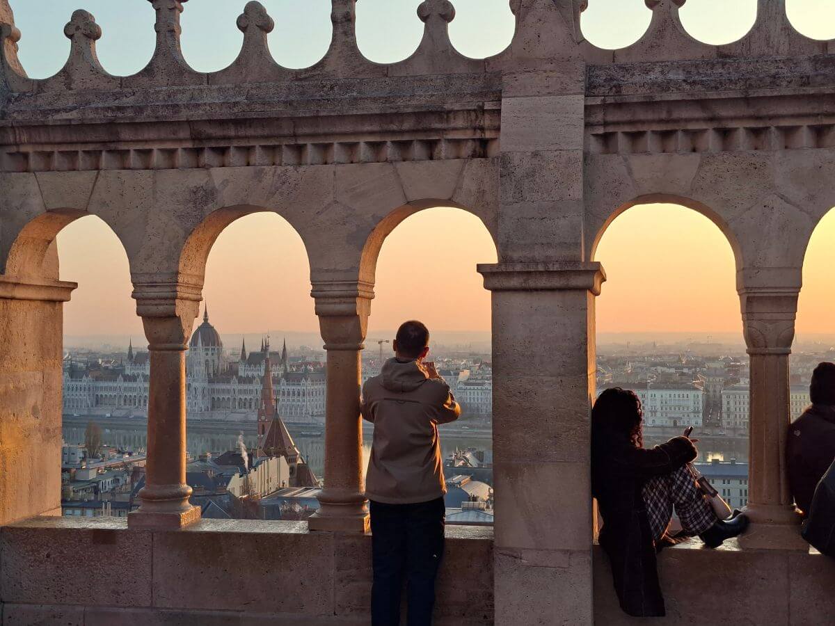 El Parlamento de Budapest bajo los arcos neogóticos del Bastión de los Pescadores