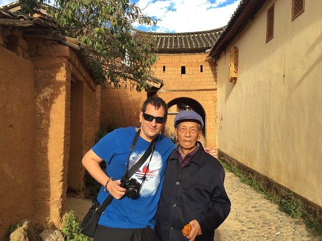 Sele con un lugareño en Yunnan (China)