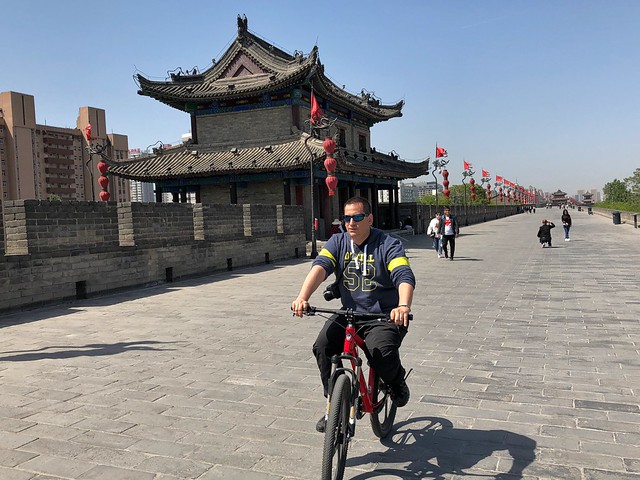 Sele recorriendo la muralla de Xi'an en bicicleta