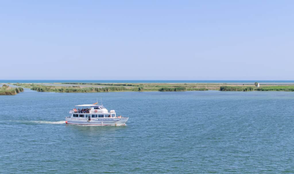 Embarcación turística en el Delta del Ebro. Por aitorserra