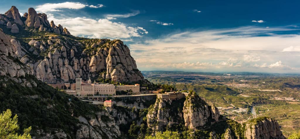 Monasterio en la montaña de Montserrat. Por Alexey Anashkin