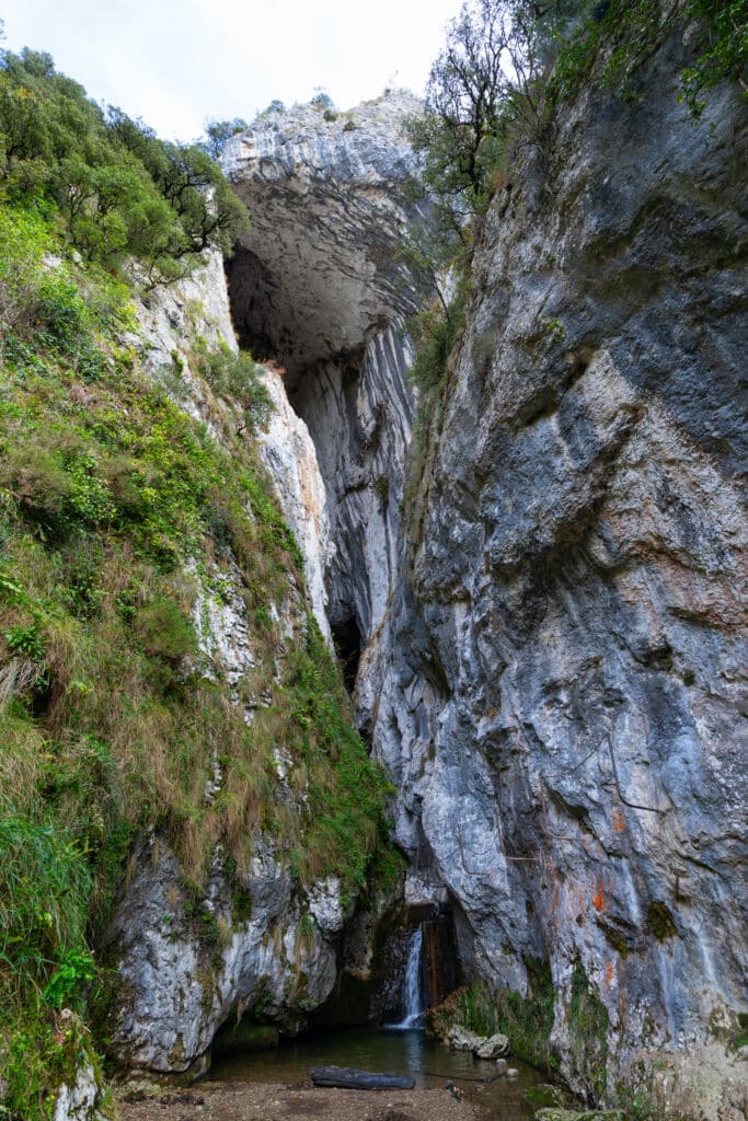 La Cueva de La Leze, de 80 metros de altura, en Álava. Por JUAN CARLOS MUNOZ