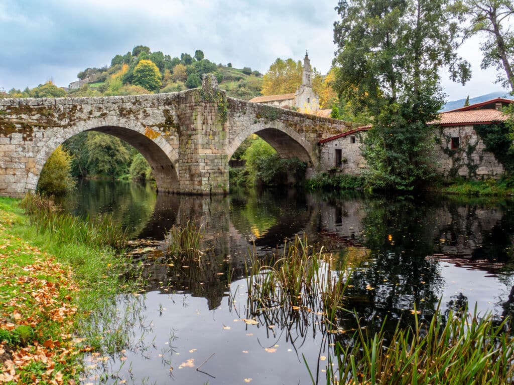 Puente sobre el río Arnoia. Por Nandi Estévez.