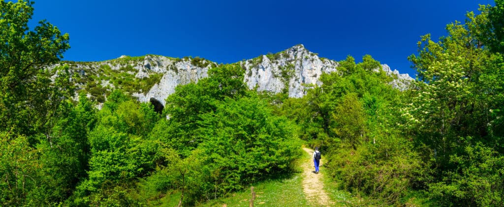 Sendero que lleva a la Cueva de La Leze, en Álava. Por JUAN CARLOS MUNOZ
