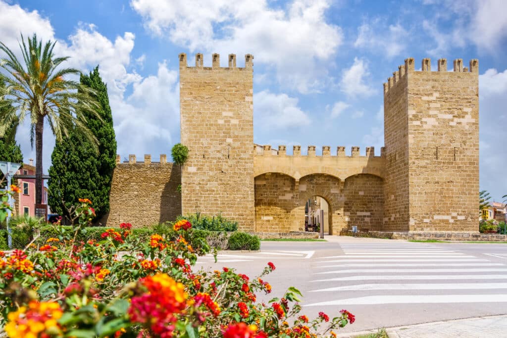 Alcúdia, en las Islas Baleares. Por Balate Dorin.