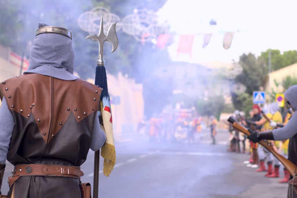 El bando cristiano disparando en las fiestas de Moros y Cristianos de Alcoi (Alicante), que se celebran en primavera. Por B_V_PHOTOGRAPHY