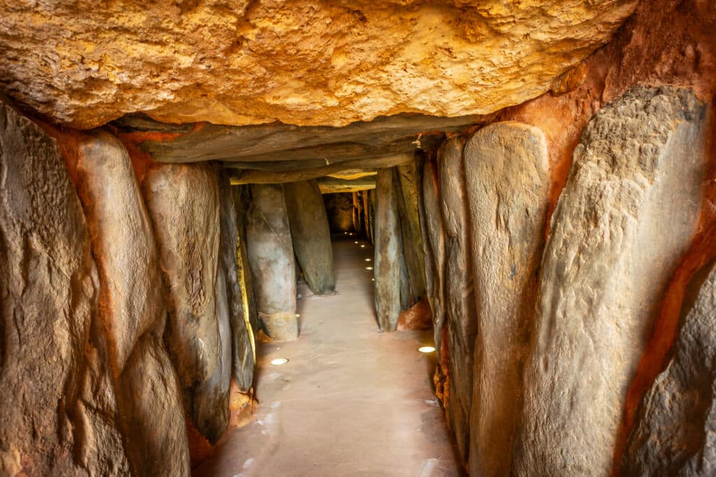 Corredor del dolmen de Soto, en Huelva. Por Tolo.