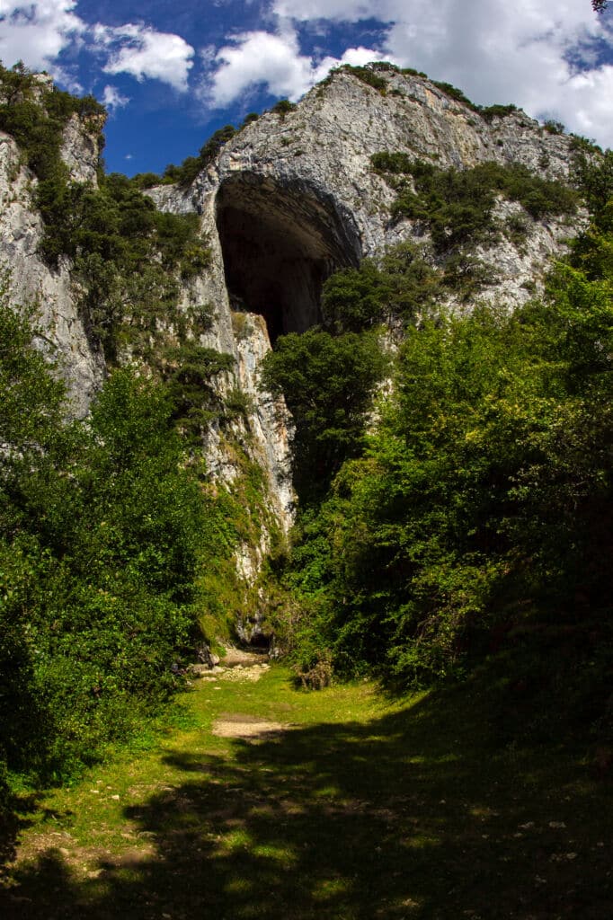 El camino que lleva a la gran entrada de la Cueva de la Leze de Álava. Por Aliaksandr