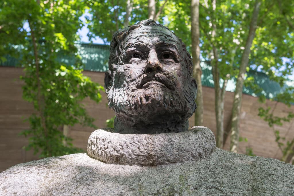 Busto de Ernest Hemingway a las afueras de Pamplona. Por  Noradoa.