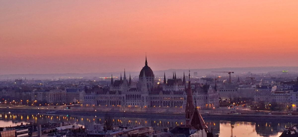 El Parlamento de Budapest al amanecer
