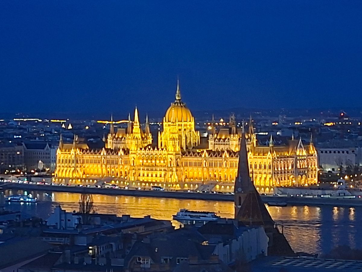 El Parlamento de Budapest en la hora azul