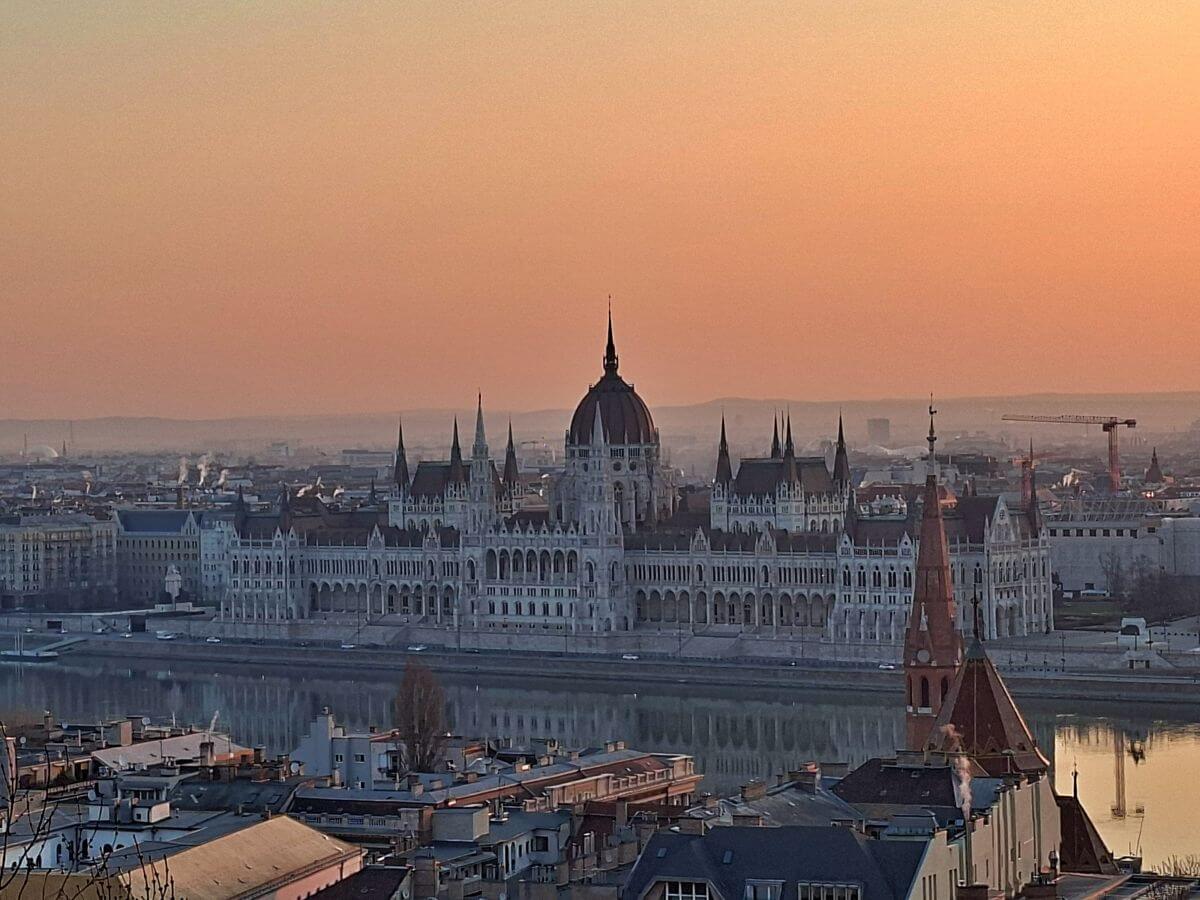 El Parlamento de Budpest desde el Bastión de los Pescadores