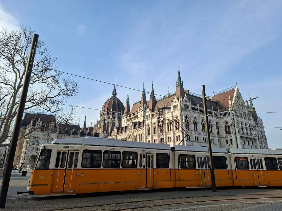 El mítico tranvía amarillo línea 2 que pasa por delante del Parlamento